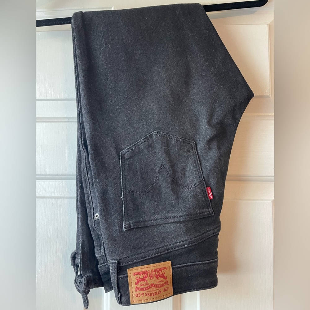 Levi's cropped mid rise skinny jeans in black with tie detail at calf